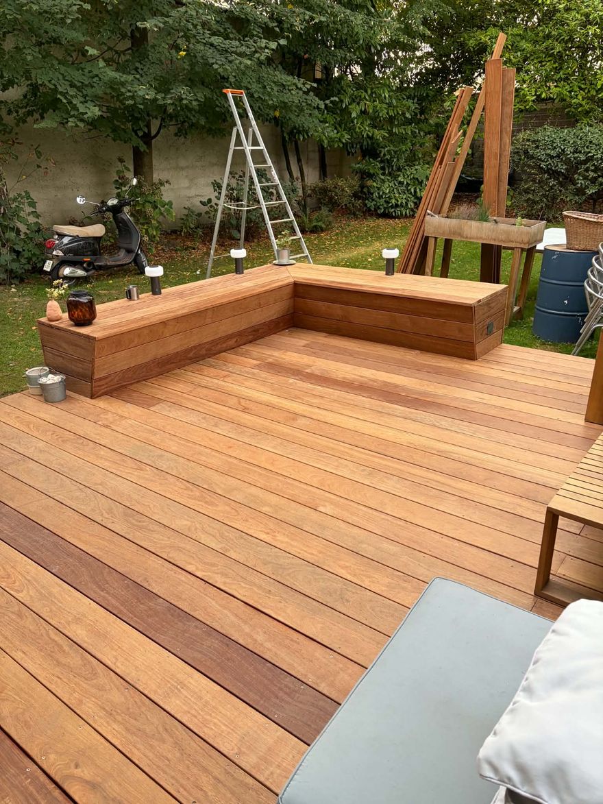 Terrasse en cumaru jaune avec banc d'angle intégré