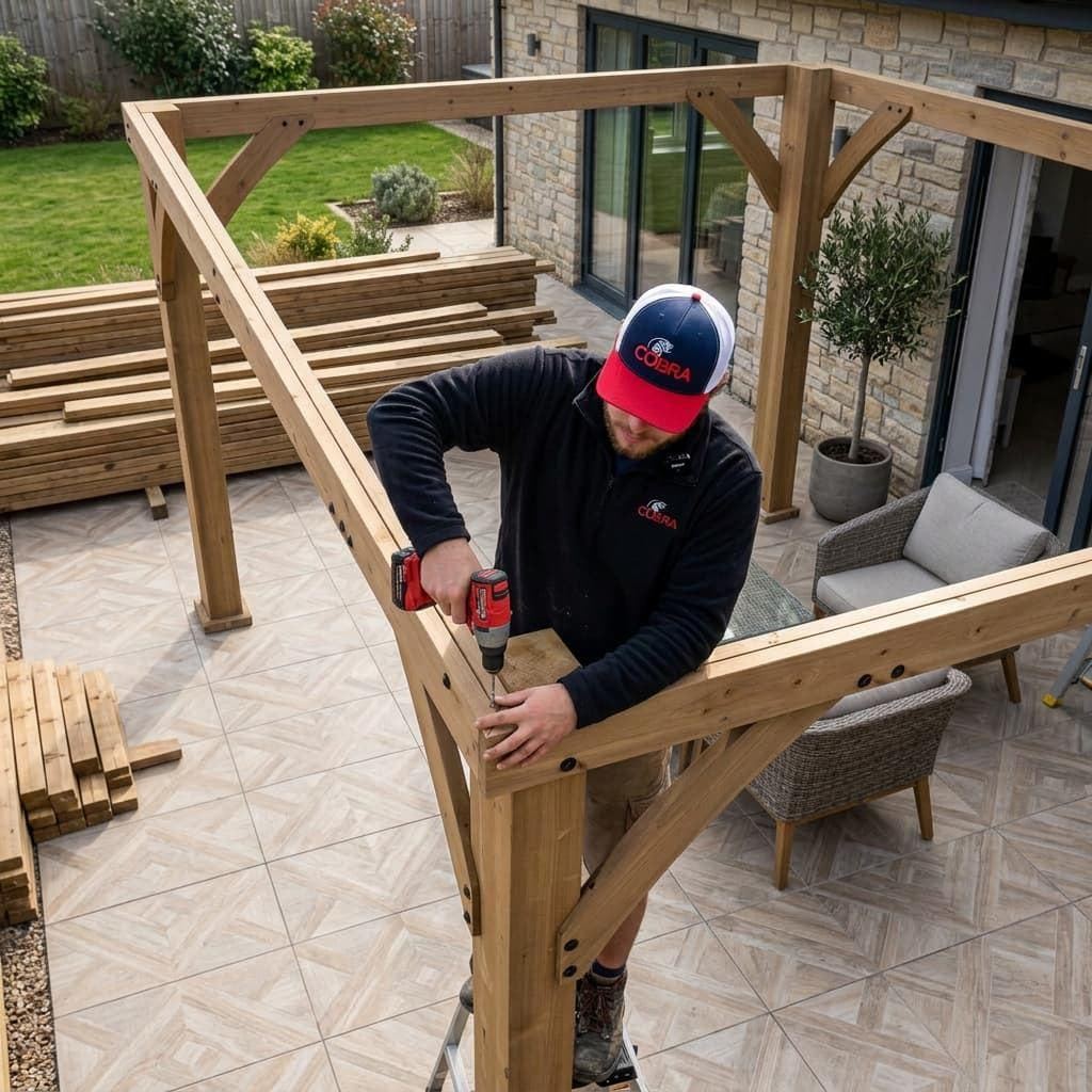 Montage d'une pergola bois adossée à la maison