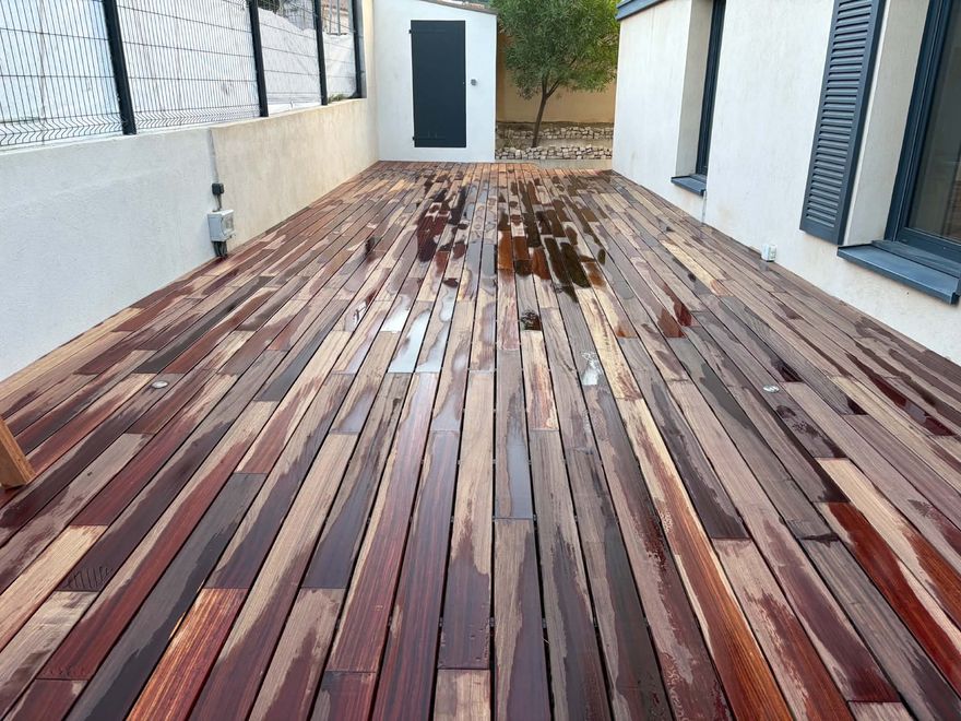 Terrasse en padouk terminée dans une cour en longueur