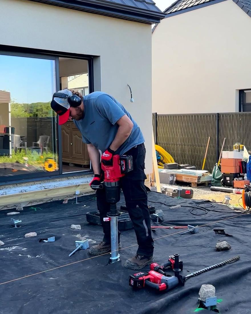 Pose des fondations sur pieux d'une terrasse par GB Extérieur Concept dans la métropole lilloise