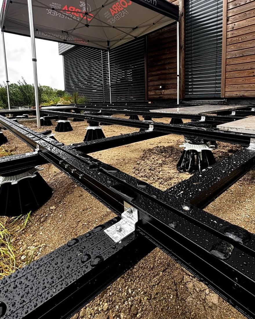 Structure aluminium sur plots réglables pour une terrasse en grès cérame